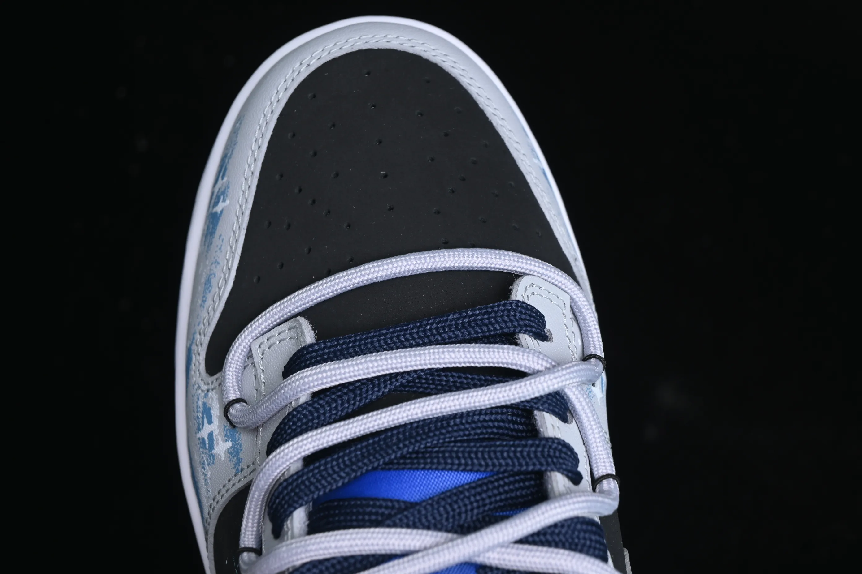 All Categories Nk SB Dunk Series Nk SB Dunk Low Low-top sneakers Nk Dunk Low Samsara Star Pupils Universe Stars Mysterious style English graffiti Low-top casual sneakers FQ8826-100